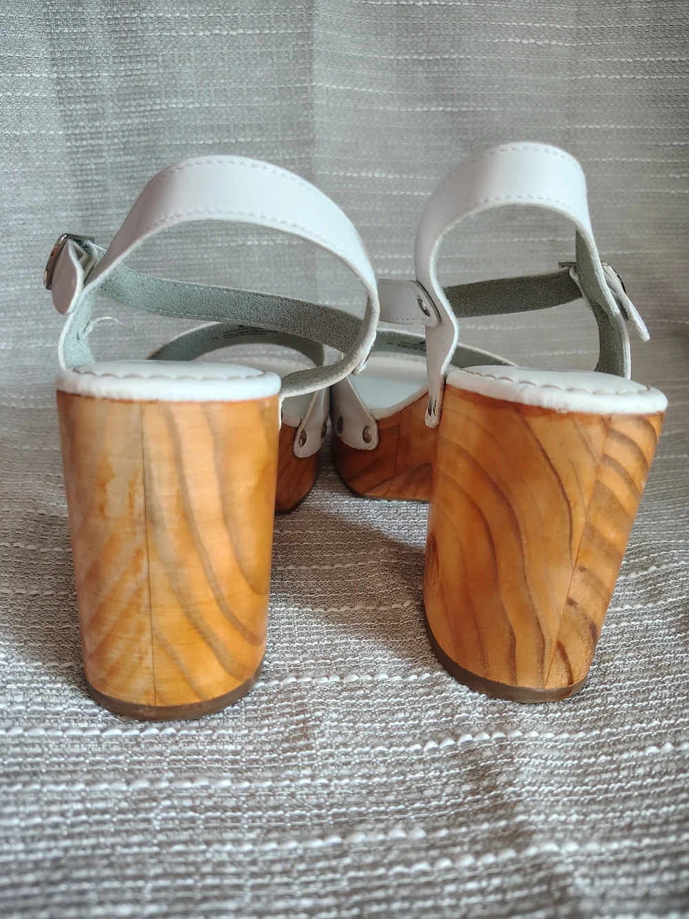 Hey Girl by Corkys White Platform Clog Sandals Size 8 Wood Look Heel
